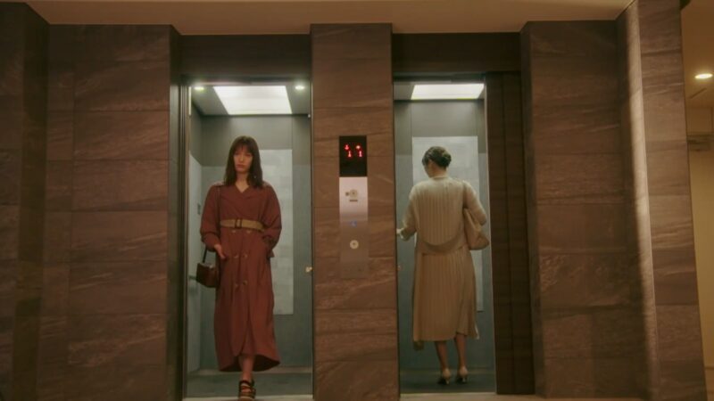 エレベーターですれ違うシーン