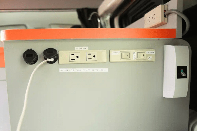 USBポート、110V電源コンセント